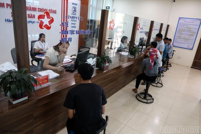 Công chức Trung tâm Phục vụ hành chính công xã Văn Bàn tận tình hỗ trợ người dân thực hiện thủ tục hành chính.