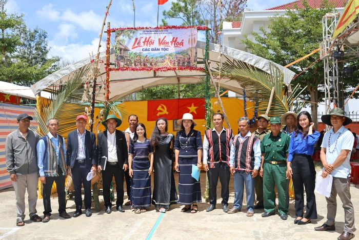 Ban tổ chức chụp hình lưu niệm cùng các đội đến từ các thôn trên địa bàn