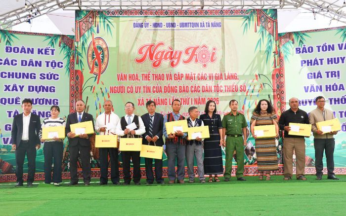 Gặp mặt, tri ân 14 vị già làng, người có uy tín tiêu biểu trong vùng đồng bào dân tộc thiểu số trên địa bàn xã