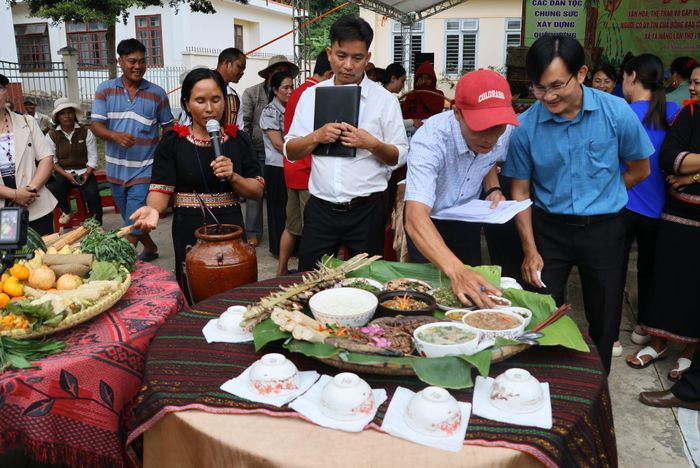 Các đội tham gia hội thi chế biến ẩm thực dân gian đã mang đến một không gian đậm đà hương vị núi rừng