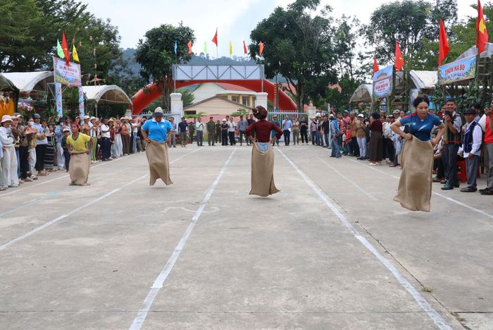 Tham gia trò chơi nhảy bao bố