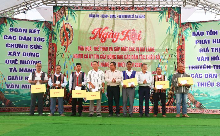 Gặp mặt, tri ân 14 vị già làng, người có uy tín tiêu biểu trong vùng đồng bào dân tộc thiểu số trên địa bàn xã