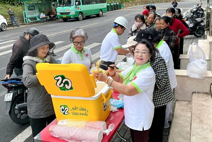 Những suất cơm nghĩa tình được bà Thu (đầu tiên, bên phải) duy trì trong nhiều năm qua