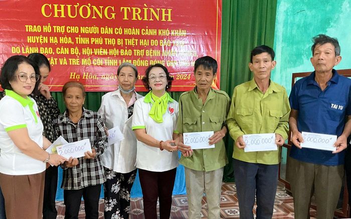 Trao quà cho các hoàn cảnh khó khăn bị thiệt hại do thiên tai