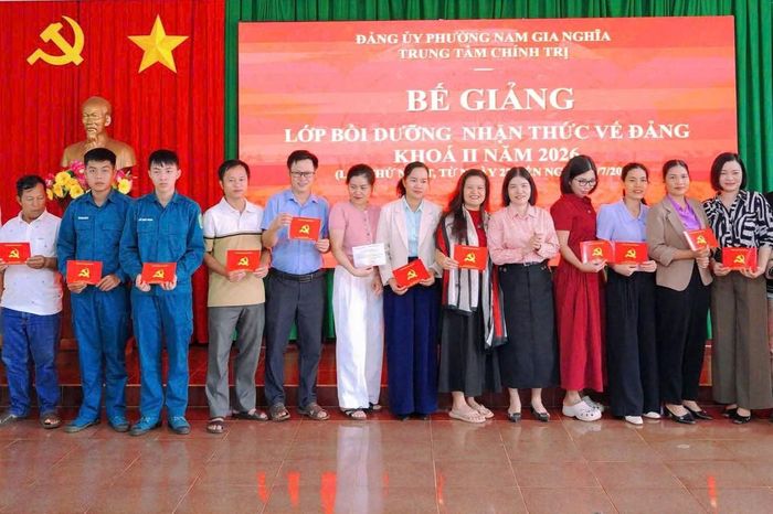 Cấp ủy các cấp quan tâm, tạo điều kiện để các quần chúng ưu tú tham gia lớp bồi dưỡng nhận thức về Đảng.