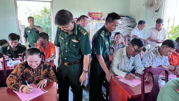 Ngư dân xã Tân Thành ký cam kết chấp hành các quy định về khai thác thủy sản