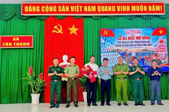 Ra mắt Ban Chỉ đạo mô hình “Ngư dân xã Tân Thành đoàn kết tham gia bảo đảm an ninh trên biển”.