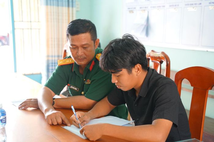 Viết đơn tình nguyện nhập ngũ đang được lan tỏa ở nhiều địa phương