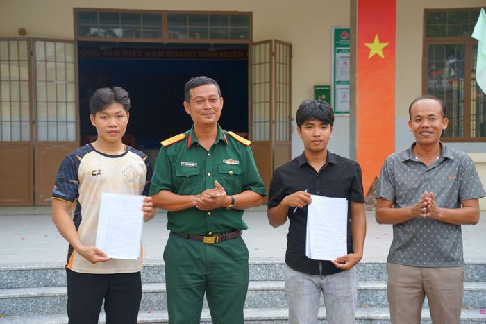 Ban Chỉ huy Quân sự xã Hàm Thuận Bắc tiếp nhận đơn tình nguyện nhập ngũ của các công dân trẻ