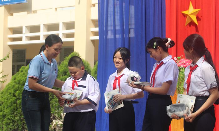 Học sinh nhận các phần quà từ Thư viện tỉnh