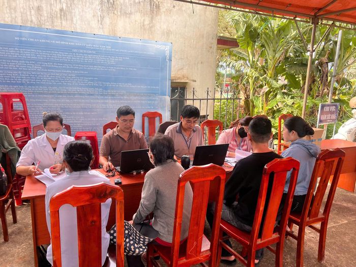 Nhập thông tin hồ sơ sức khỏe cho người dân trong Chiến dịch KSK miễn phí tại Đơn Dương