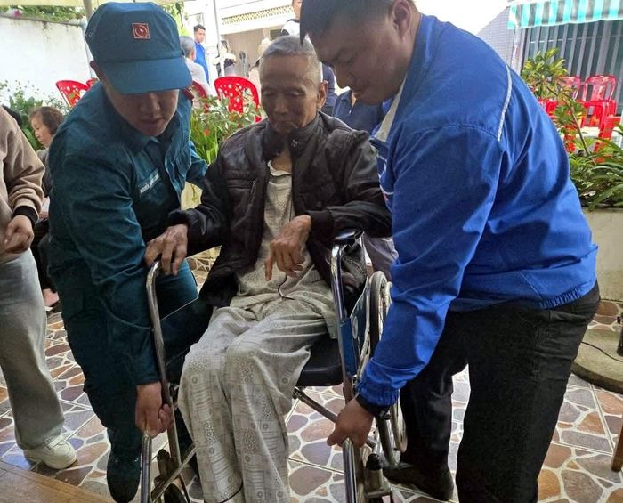 Người khuyết tật được hỗ trợ đến điểm KSK miễn phí tại Tổ dân phố An Bình, phường Xuân Hương - Đà Lạt