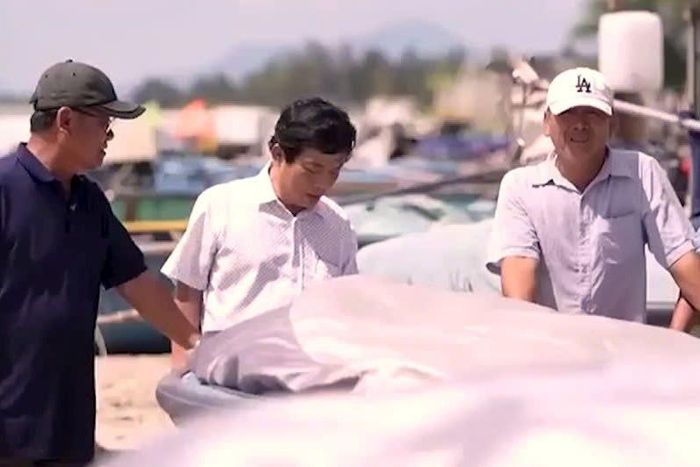 Ông Huỳnh Quang Huy (không đội nón) về với bà con ngư dân vùng biển Thuận Quý (giờ là Tân Thành)