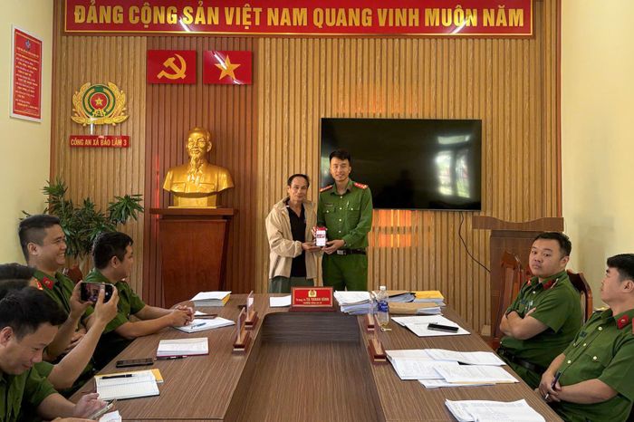 Nhờ sự giúp đỡ của lực lượng công an xã, người dân vui mừng được nhận lại tiền chuyển khoản nhầm