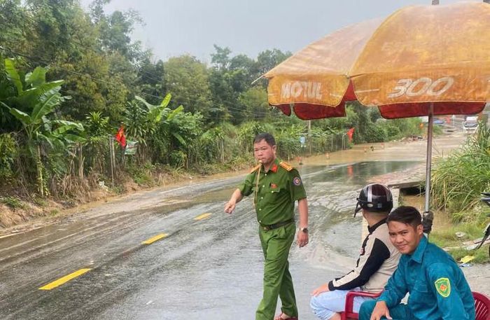 Công an xã cùng các lực lượng tổ chức cảnh báo, phân luồng, kiểm soát giao thông, hạn chế người và phương tiện đi vào khu vực nguy hiểm