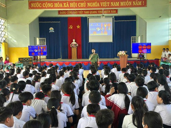 Công an xã Bảo Lâm 3 thực hiện các buổi tuyên truyền về phòng chống các loại tội phạm, ma túy, bạo lực học đường tại các trường học