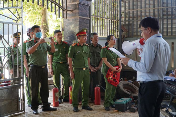 Lực lượng chức năng phường Phan Thiết đẩy mạnh vận động, tuyên truyền người dân bàn giao mặt bằng. (Ảnh: Hữu Phúc)