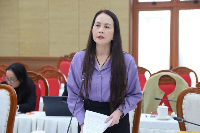Phó Giám đốc Sở Văn hóa, Thể thao và Du lịch Lâm Đồng Nguyễn Thị Bích Ngọc báo cáo tiến độ triển khai các chương trình, hoạt động Festival Hoa Đà Lạt năm 2026