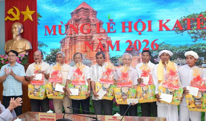 Nhân dịp Tết Katê, Phó Bí thư Thường trực Tỉnh ủy Đặng Hồng Sỹ gửi lời chúc mừng đến Hội đồng chức sắc tỉnh và toàn thể đồng bào Chăm theo đạo Bàlamôn đón tết vui tươi, đầm ấm, tiết kiệm và hạnh phúc