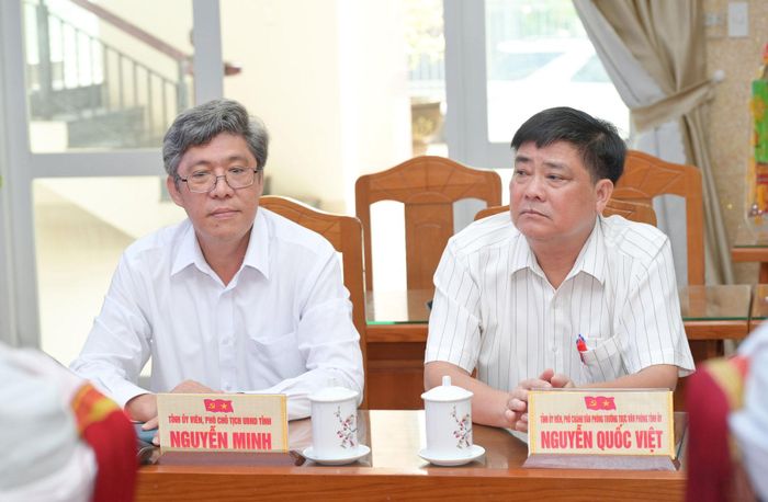 Đồng chí Nguyễn Minh, Tỉnh ủy viên, Phó Chủ tịch UBND tỉnh (bên trái) tham dự cùng đoàn chúc Tết Katê năm 2026