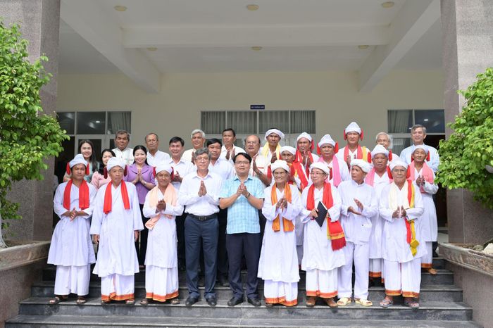 Lãnh đạo tỉnh chụp ảnh lưu niệm với các chức sắc, sư cả, người có uy tín trong cộng đồng Chăm theo đạo Bàlamôn nhân dịp Tết Katê năm 2026