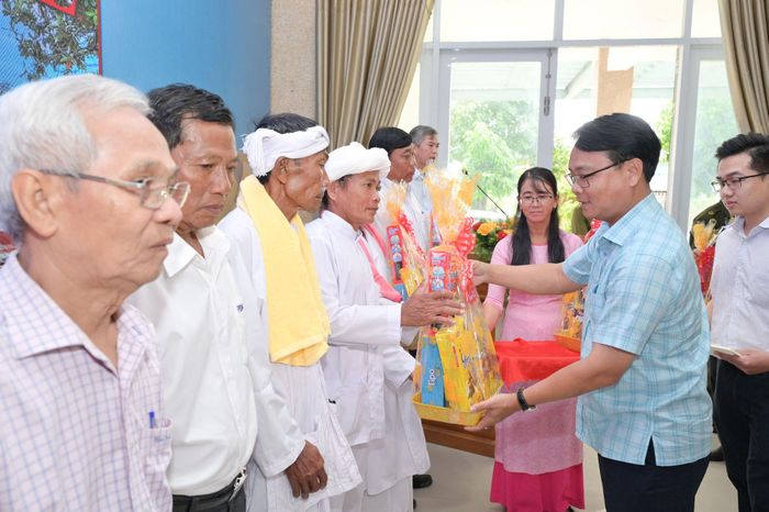 Phó Bí thư Thường trực Tỉnh ủy Đặng Hồng Sỹ tặng quà cho các vị chức sắc, sư cả, người có uy tín trong cộng đồng Chăm theo đạo Bàlamôn nhân dịp Tết Katê năm 2026