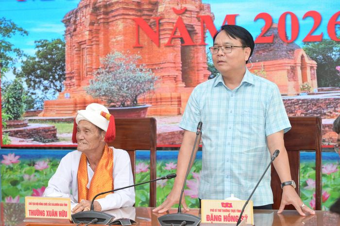 Đồng chí Đặng Hồng Sỹ, Phó Bí thư Thường trực Tỉnh ủy ghi nhận và phấn khởi khi thấy đời sống, tình hình sản xuất bà con ngày càng khởi sắc
