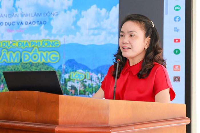 Thành viên Hội đồng thẩm định trình bày bản mẫu Tài liệu giáo dục địa phương tỉnh Lâm Đồng cấp tiểu học