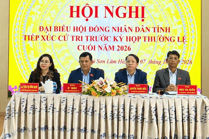 Các đại biểu HĐND tỉnh Lâm Đồng chủ trì hội nghị tiếp xúc cử tri trước Kỳ họp thường lệ cuối năm 2026