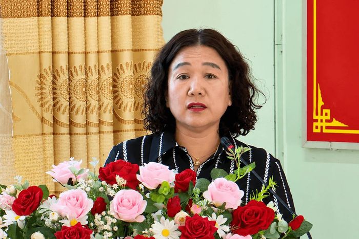 Bà Đinh Thị Thu Thủy, Chủ tịch UBND xã Phú Sơn Lâm Hà trực tiếp trao đổi, giải đáp các kiến nghị của cử tri thuộc thẩm quyền địa phương