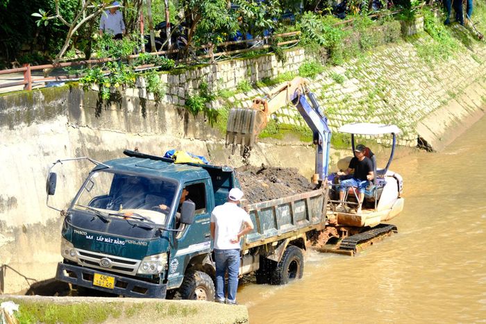 Các phương tiện tổ chức nạo vét, phát quang, thu dọn đất đá, rác thải và các vật cản tại những vị trí có nguy cơ ảnh hưởng đến dòng chảy