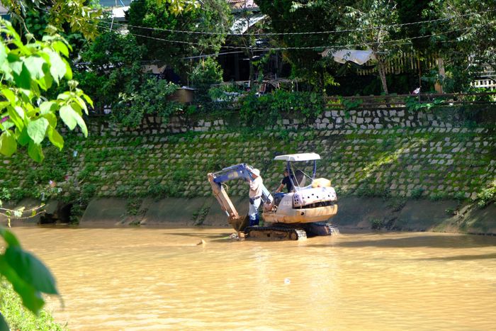 Phường Cam Ly - Đà Lạt triển khai lực lượng, phương tiện tổ chức nạo vét tại những vị trí có nguy cơ ảnh hưởng đến dòng chảy
