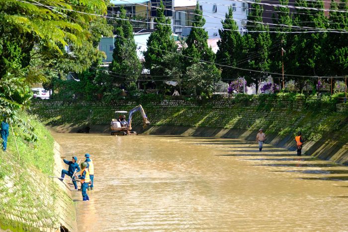 Các đơn vị phường Cam Ly - Đà Lạt ra quân khơi thông dòng chảy, giảm ngập úng trên địa bàn