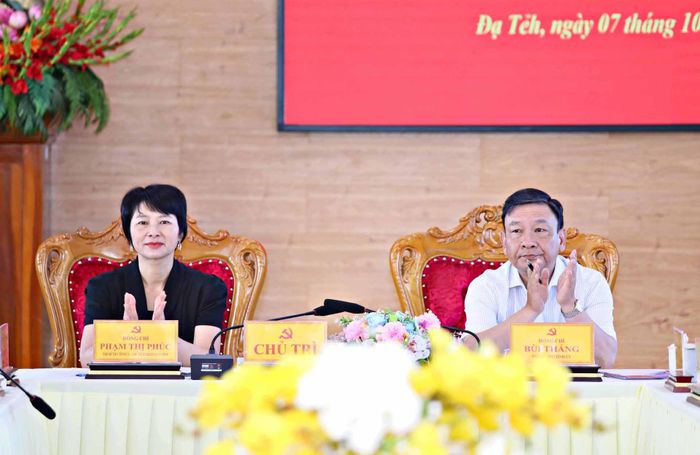 Đồng chí Phạm Thị Phúc, Phó Bí thư Tỉnh ủy, Chủ tịch Ủy ban MTTQ Việt Nam tỉnh (bên trái) và đồng chí Bùi Thắng, Phó Bí thư Tỉnh ủy chủ trì buổi làm việc