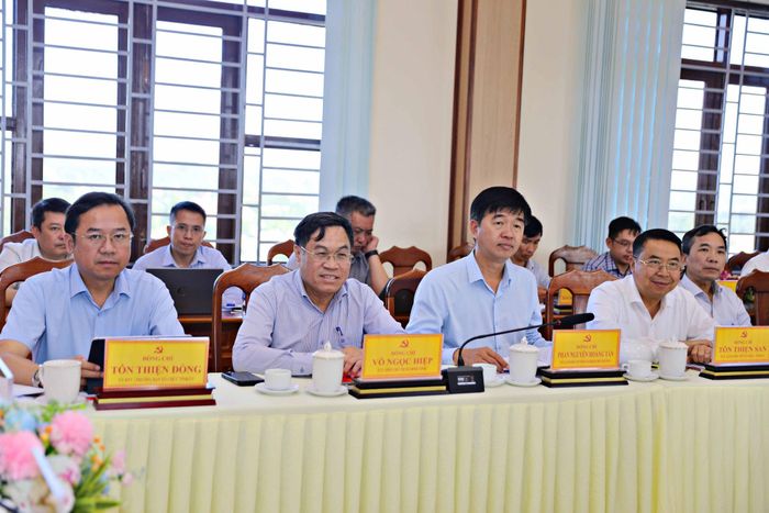 Các đồng chí: Tôn Thiện Đồng, Ủy viên Ban Thường vụ Tỉnh ủy, Trưởng Ban Tổ chức Tỉnh ủy (ngoài cùng bên trái); Võ Ngọc Hiệp, Tỉnh ủy viên, Phó Chủ tịch UBND tỉnh (thứ hai từ trái qua) cùng lãnh đạo các sở, ngành tham dự buổi làm việc