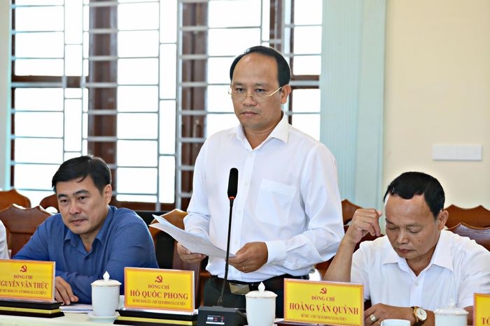 Bí thư Đảng ủy, Chủ tịch HĐND xã Cát Tiên Hồ Quốc Phong báo cáo tại buổi làm việc