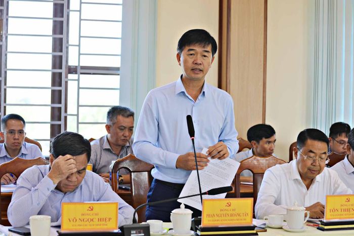 Tỉnh ủy viên, Giám đốc Sở Nông nghiệp và Môi trường Phan Nguyễn Hoàng Tân trả lời, trao đổi các kiến nghị của các địa phương trong lĩnh vực môi trường, thủ tục hành chính đất đai, giải tỏa đền bù