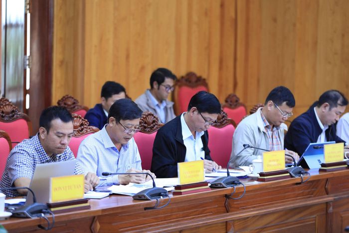 Lãnh đạo UBND xã Thuận Hạnh theo dõi các ý kiến đóng góp của lãnh đạo UBND tỉnh Lâm Đồng tại cuộc họp