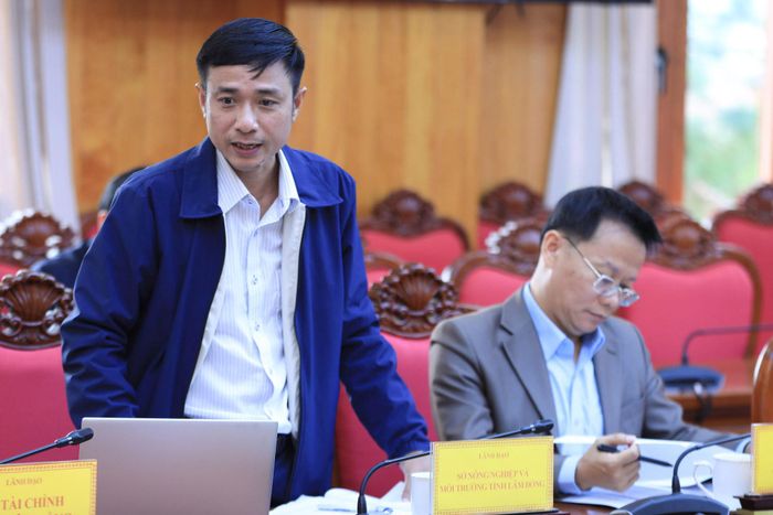 Phó Giám đốc Sở Nông nghiệp và Môi trường Lâm Đồng Bùi Thanh Hà trao đổi về các chỉ tiêu sử dụng đất của xã Thuận Hạnh