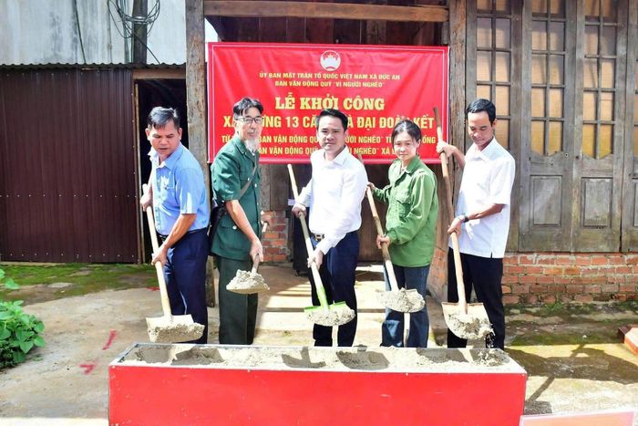 Các đồng chí lãnh đạo xã Đức An tham gia khởi công xây dựng nhà ở cho hộ nghèo
