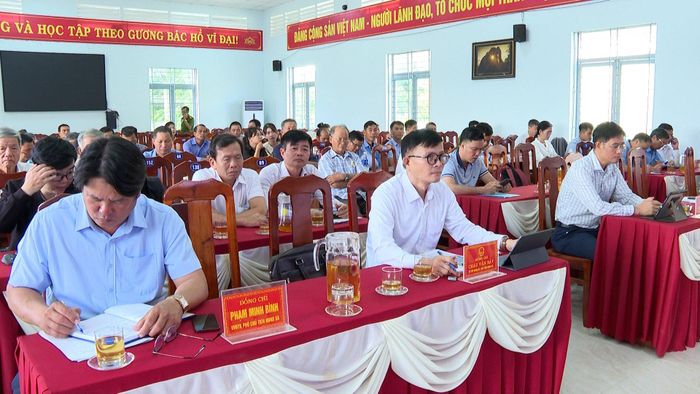 Chính quyền địa phương và đại diện các sở, ngành dự buổi tiếp xúc cử tri