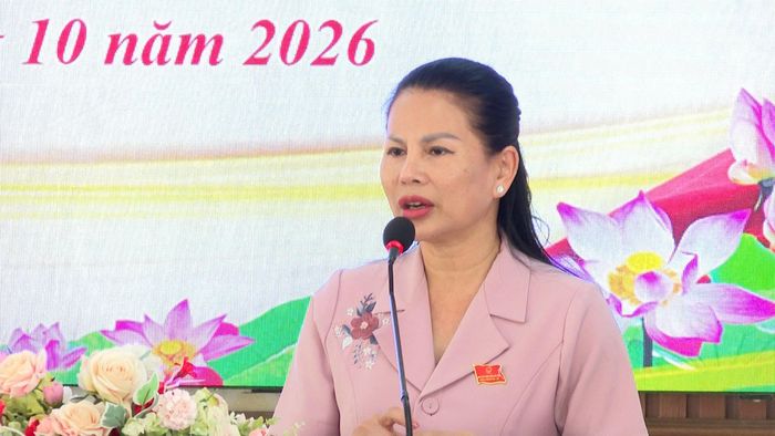 Đồng chí Nguyễn Thị Thu Hường, Tỉnh ủy viên, Giám đốc Sở Dân tộc và Tôn giáo tỉnh thông tin đến cử tri xã Quảng Phú kết quả hoạt động của HĐND tỉnh