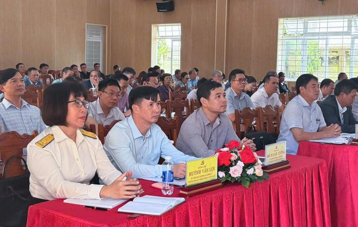 Lãnh đạo địa phương và sở, ngành tham dự buổi tiếp xúc cử tri