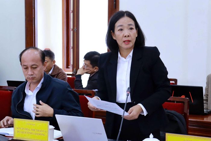 Phó Giám đốc Sở Văn hóa, Thể thao và Du lịch Lâm Đồng Khúc Thị Thoi trao đổi các ý kiến tại cuộc họp