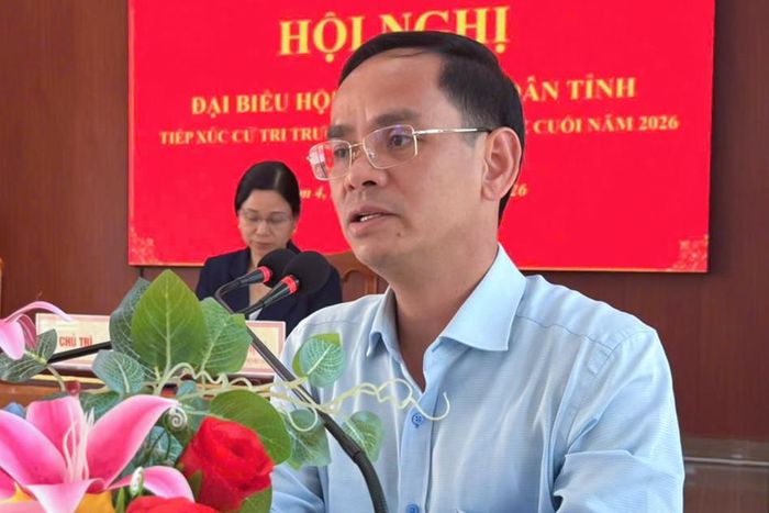 Tỉnh ủy viên, Phó Chủ tịch HĐND tỉnh Lâm Đồng Đa Cát Vinh trao đổi với cử tri