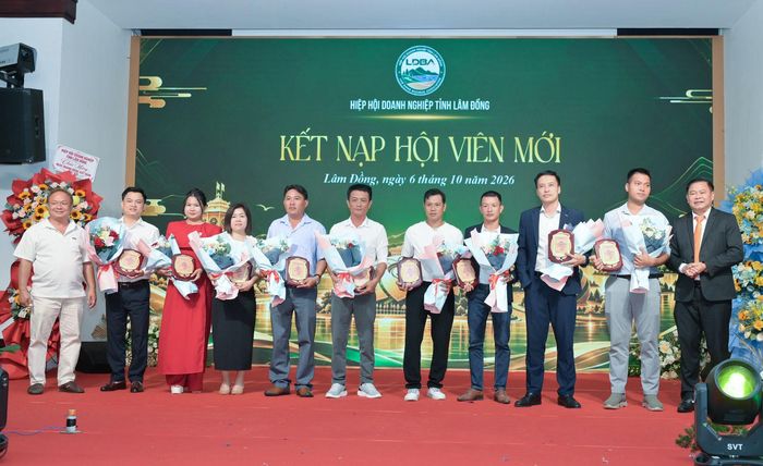 Hiệp hội Doanh nghiệp tỉnh trao chứng nhận cho hội viên mới