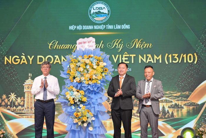 Phó Chủ tịch UBND tỉnh Nguyễn Minh tặng hoa chúc mừng Hiệp hội Doanh nghiệp tỉnh Lâm Đồng