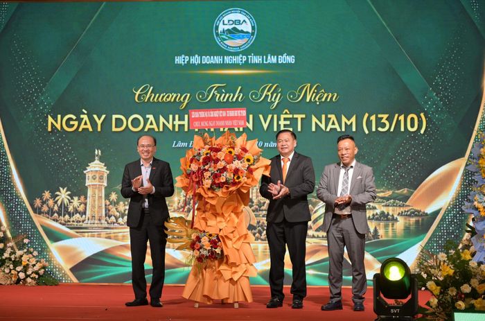 Liên đoàn Thương mại và Công nghiệp Việt Nam - Chi nhánh khu vực TP Hồ Chí Minh tặng hoa chúc mừng Hiệp hội Doanh nghiệp tỉnh Lâm Đồng