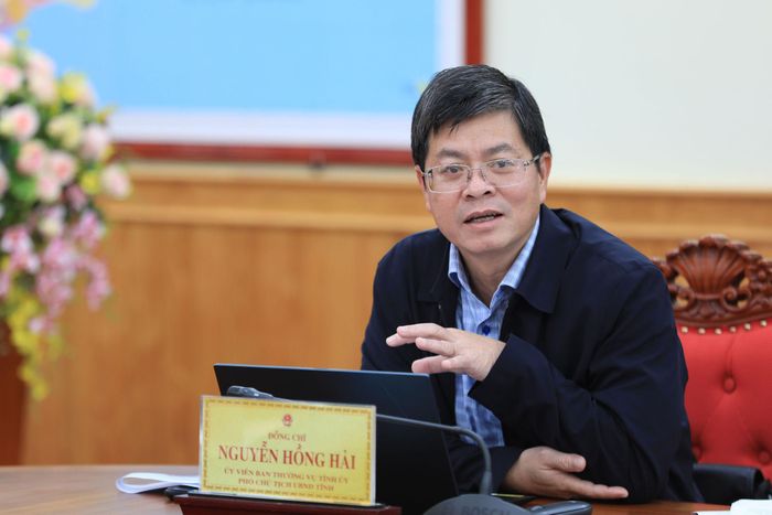 Ủy viên Ban Thường vụ Tỉnh ủy, Phó Chủ tịch Thường trực UBND tỉnh Lâm Đồng Nguyễn Hồng Hải trao đổi một số nội dung tại cuộc họp
