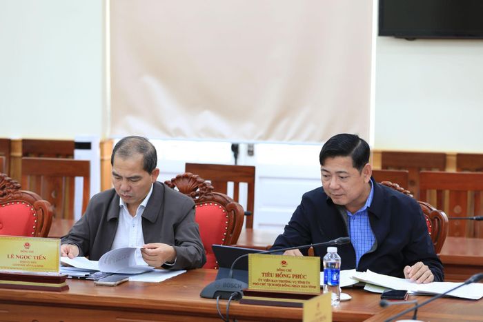 Ủy viên Ban Thường vụ Tỉnh ủy, Phó Chủ tịch HĐND tỉnh Lâm Đồng Tiêu Hồng Phúc (bên phải) và Tỉnh ủy viên, Giám đốc Sở Tài chính Lê Ngọc Tiến (bên trái) dự và theo dõi cuộc họp